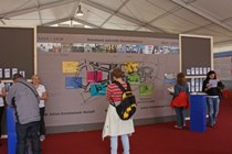 GEWA-Besucher vor der Geschichtenwand. Konzilstadt Konstanz GEWA-Besucher vor der Geschichtenwand